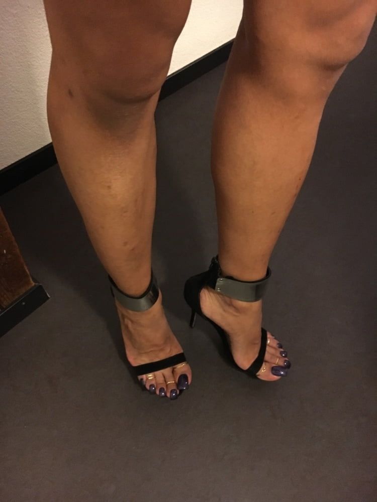Lofia Tona - Deep purple toenails #4