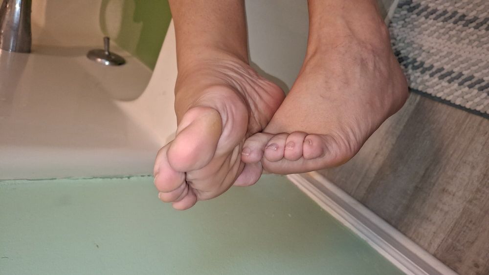 Showing off her soles and toes in the bath #7