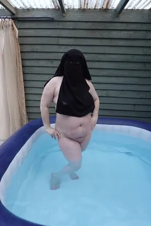 niqab nude in hot tub         