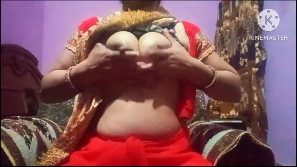 Huge sexy boobs of Gunjan bhabhi in red saree #9