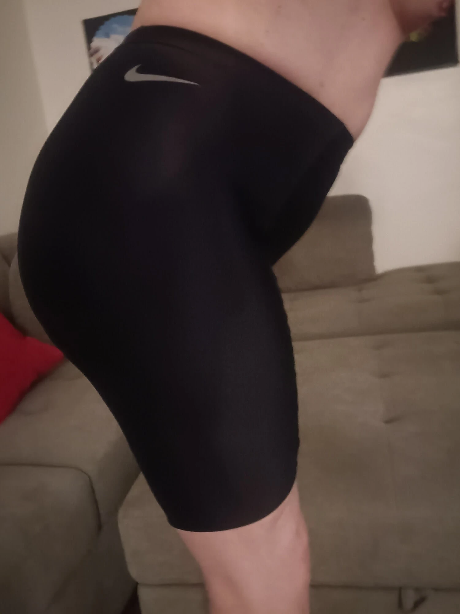 穿着自行车短裤的男同