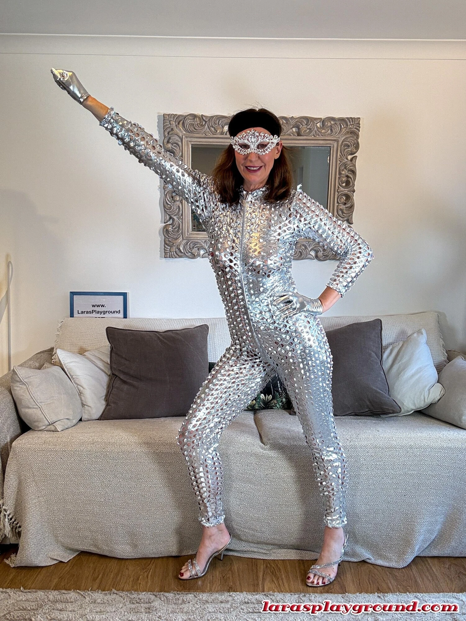 Lara Latex在larasPlayground的《和平》中高潮