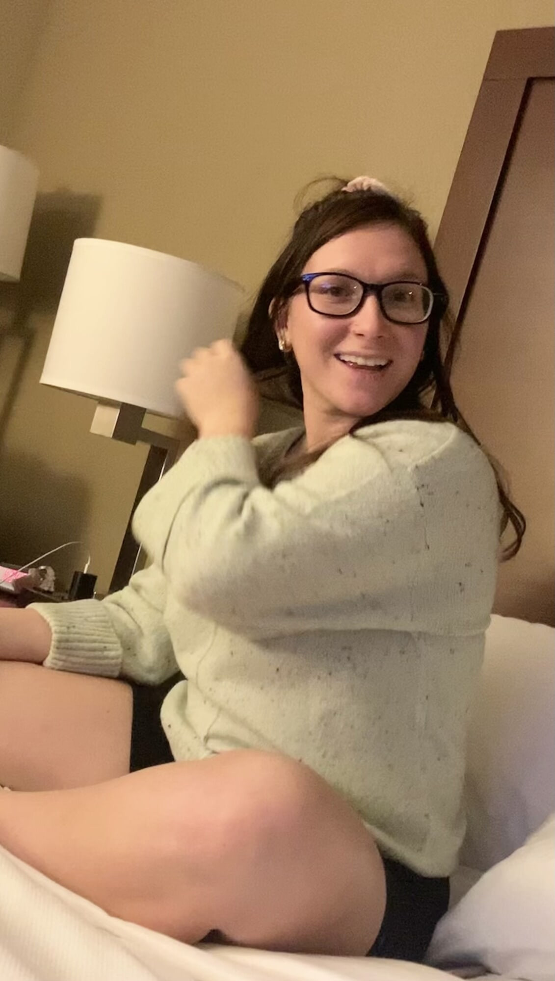 我为我的 45f 女仆穿着绿色毛衣拍摄了性感的照片