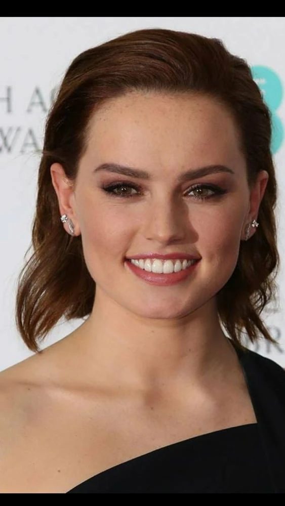 Daisy Ridley #24