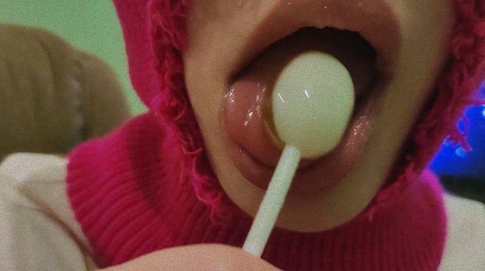 HOT GIRL SUCKING LOLLIPOP! (CHUPA-CHUPS!) #10