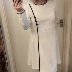 穿着白色礼服的时髦 CD