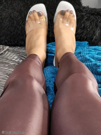 big sexy feet in pantyhose           