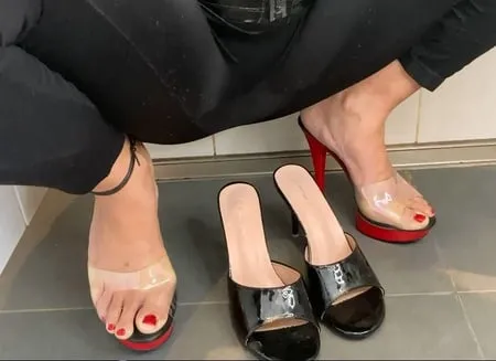 pissing in leggings on mules         