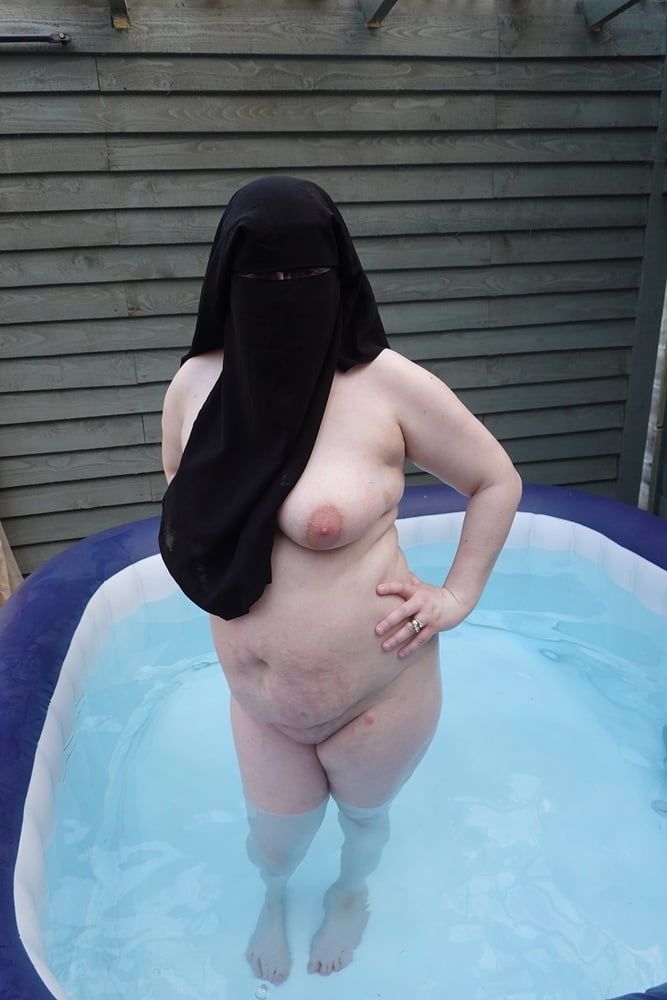 Niqab nude in Hot tub #10