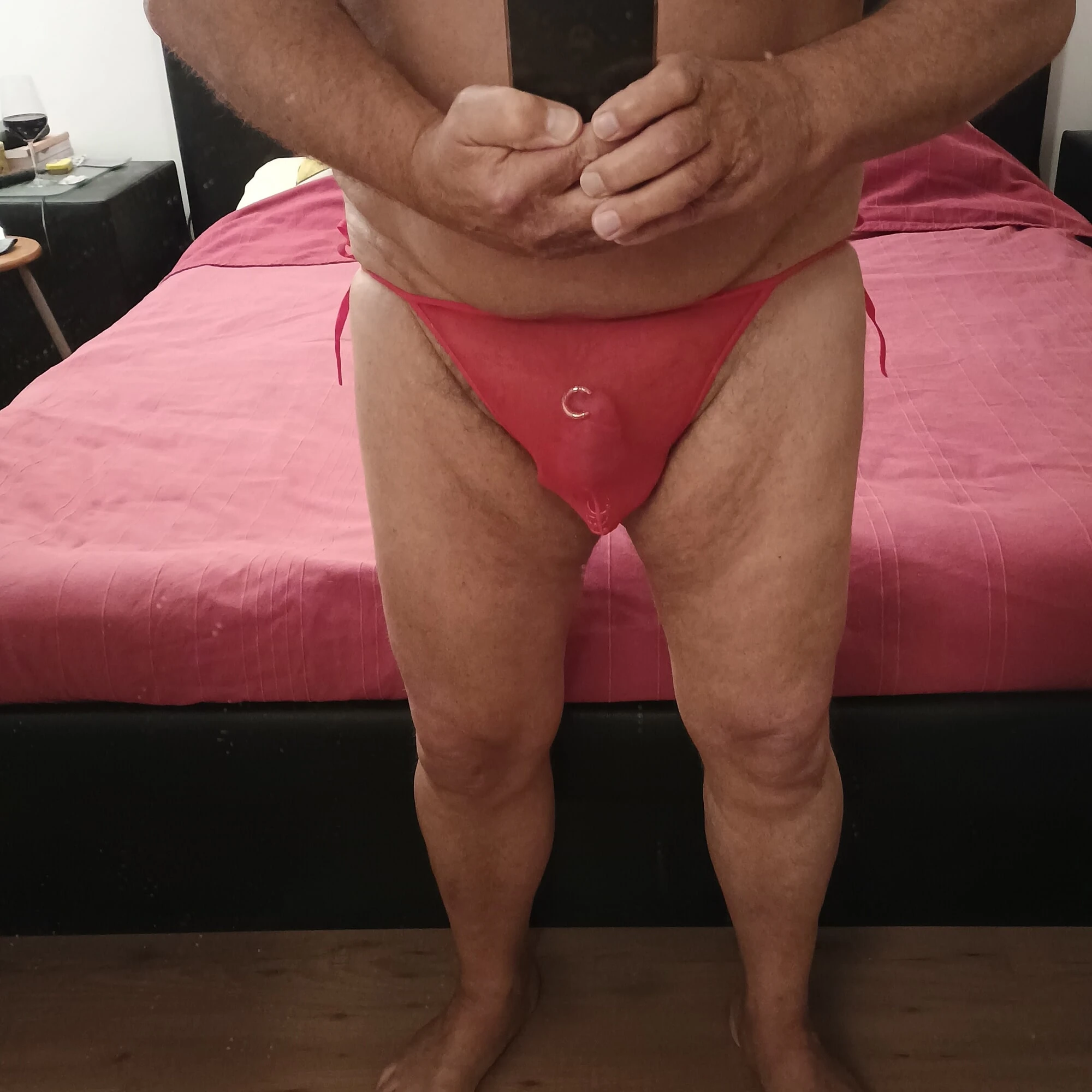 Көпшіліктің көзінше жопа бейнеленген ленталы порно видео