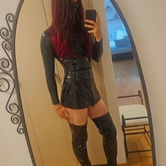 Mia Sissy 乳胶服妓女