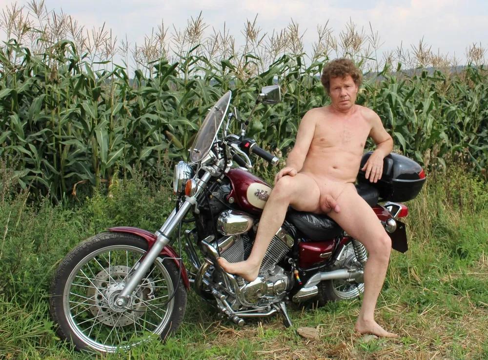 Matti mit Motorrad nackt und rasiert  shaved Men