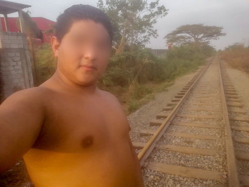 Mis Pezones Exhibidos en las Vias del Tren-Yop Sin Camiseta  #19