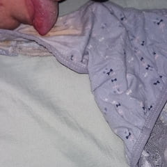 我的妻子让我嗅闻并舔她肮脏的内裤。