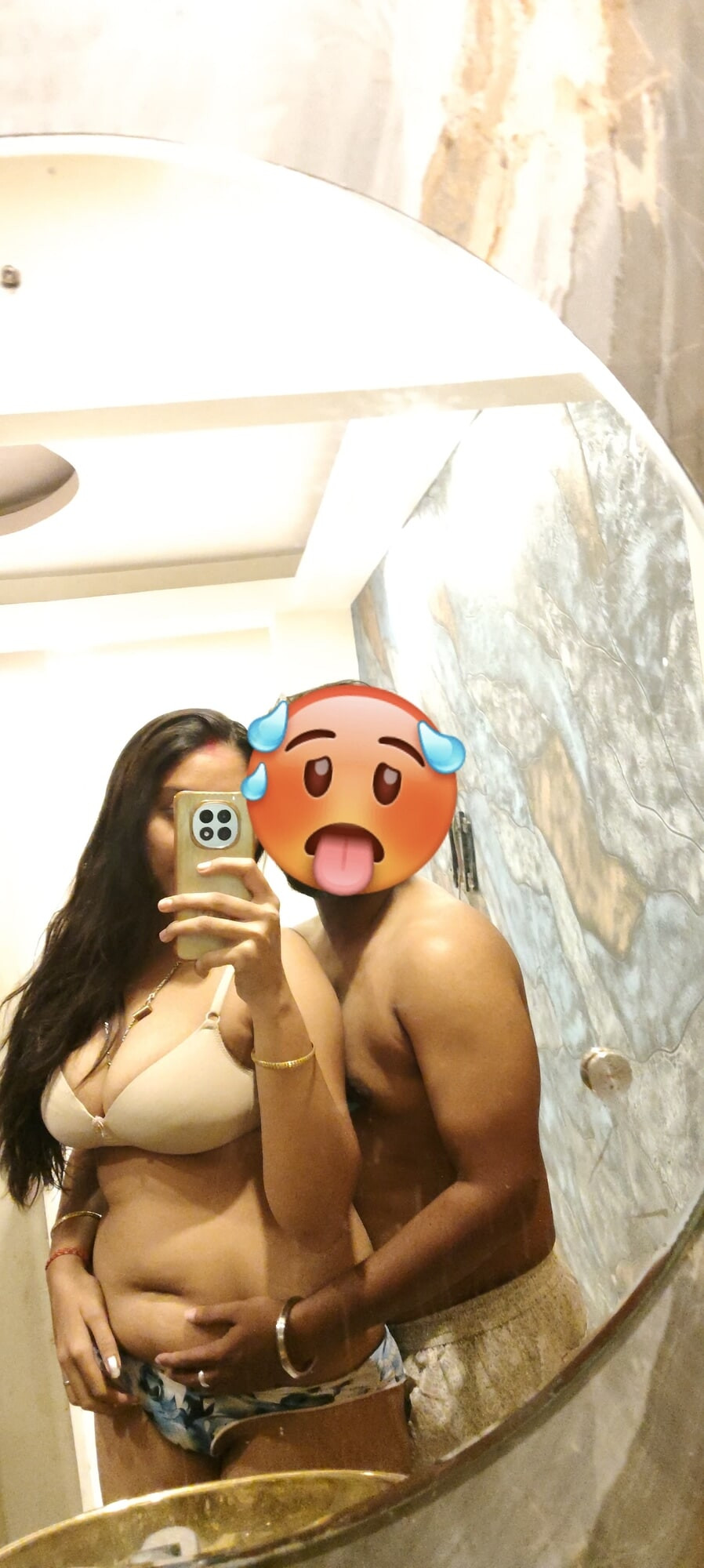 Pati patni hotel m maje krte hue 