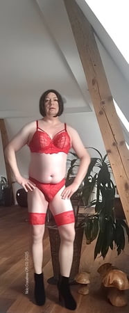 Nicki-Crossdress szexi piros fehérneműben és harisnyában