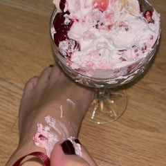 可爱的小奶油和水果在我的脚上