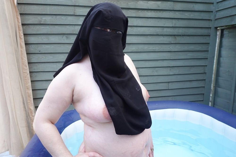 Niqab nude in Hot tub #16