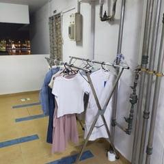 은밀하게 임의의 여자의 간호사 드레스를 입고.