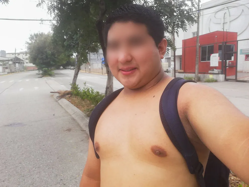 Yop sin Camiseta en las Calles 02