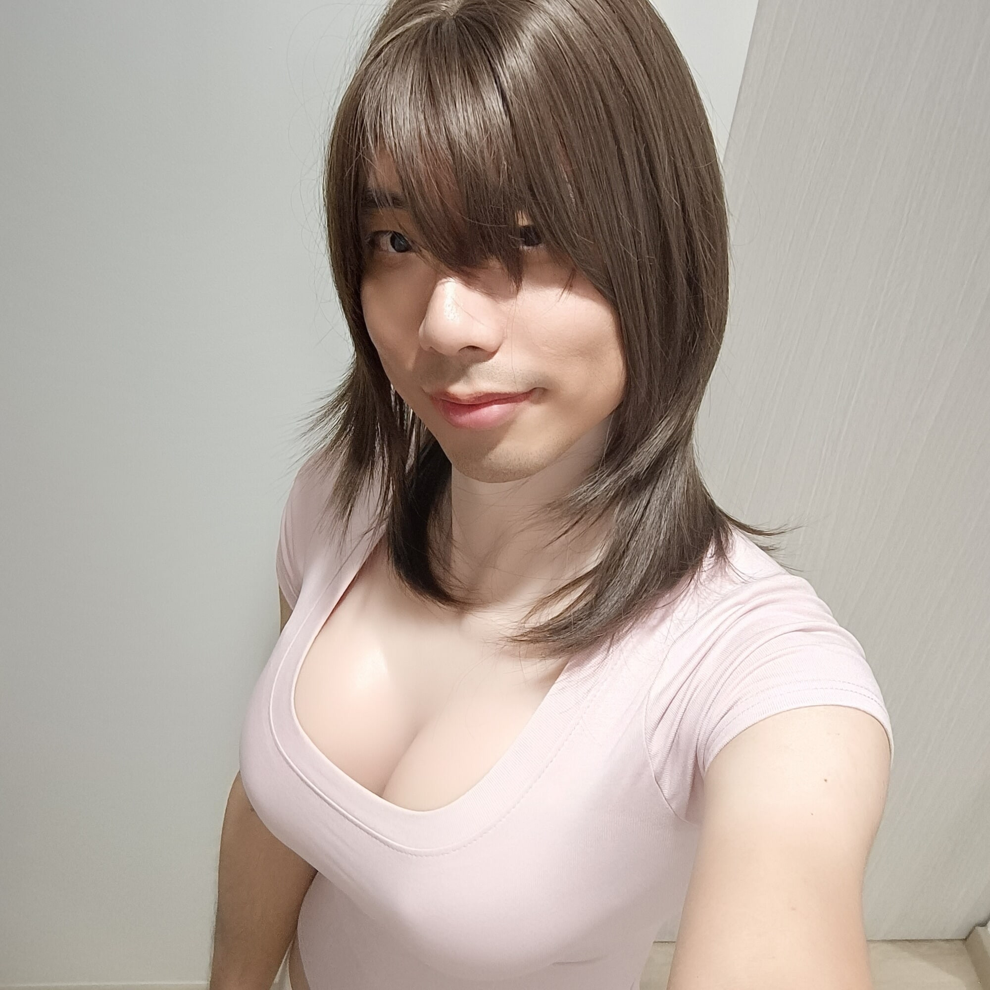 लेडीबॉय अपने नए कपड़े दिखाती है