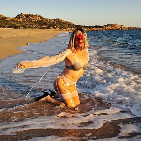 Kinky Sexy MILF on the beach, She shows off her sexy ass in 