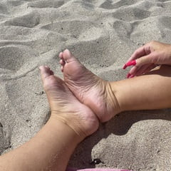 Mmm those absolutely sexy soles! 