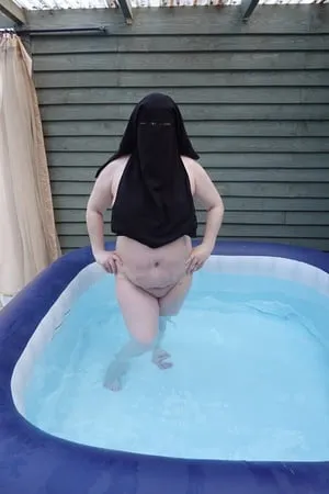 niqab nude in hot tub         