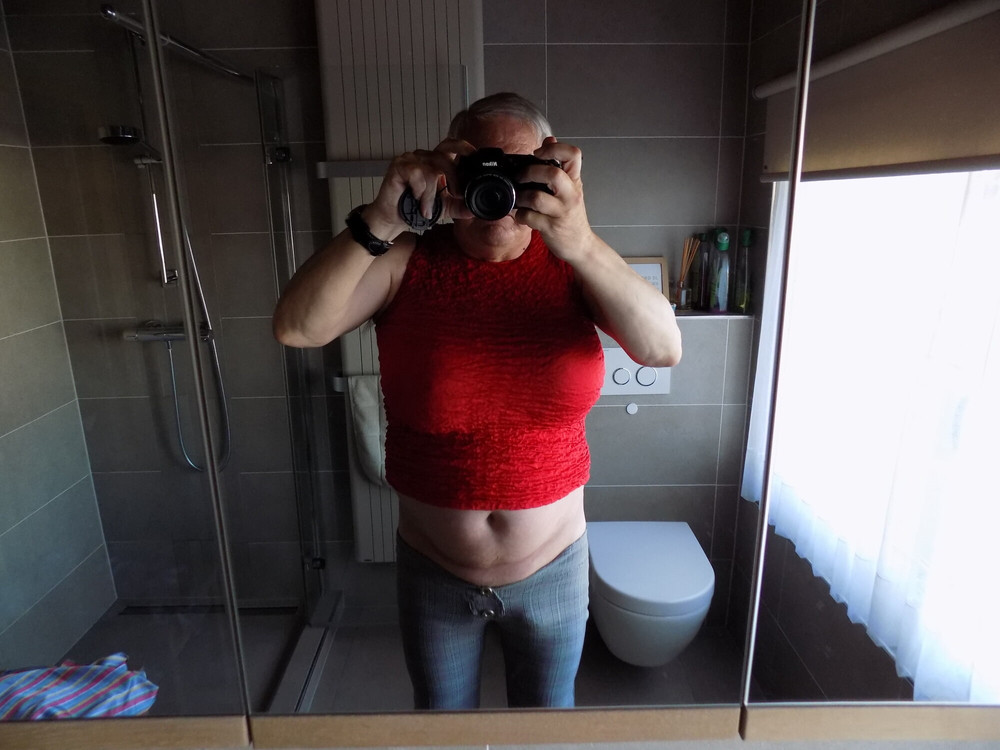 Top + low-rise pants