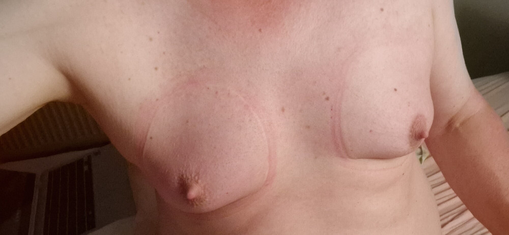 Sissy pumpt die Titten #27