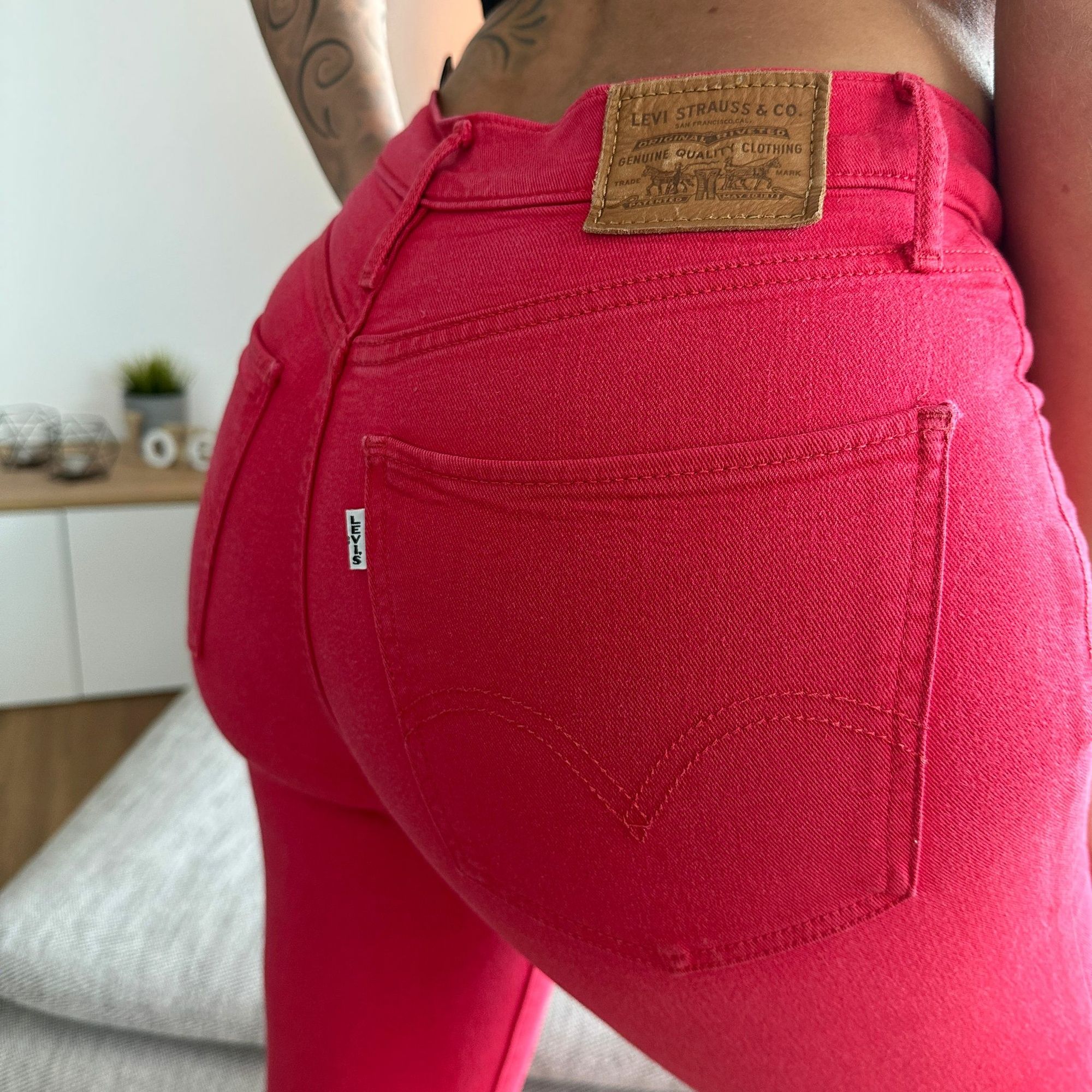 Lara CumKitten - Levi's Jeans in Rot #2
