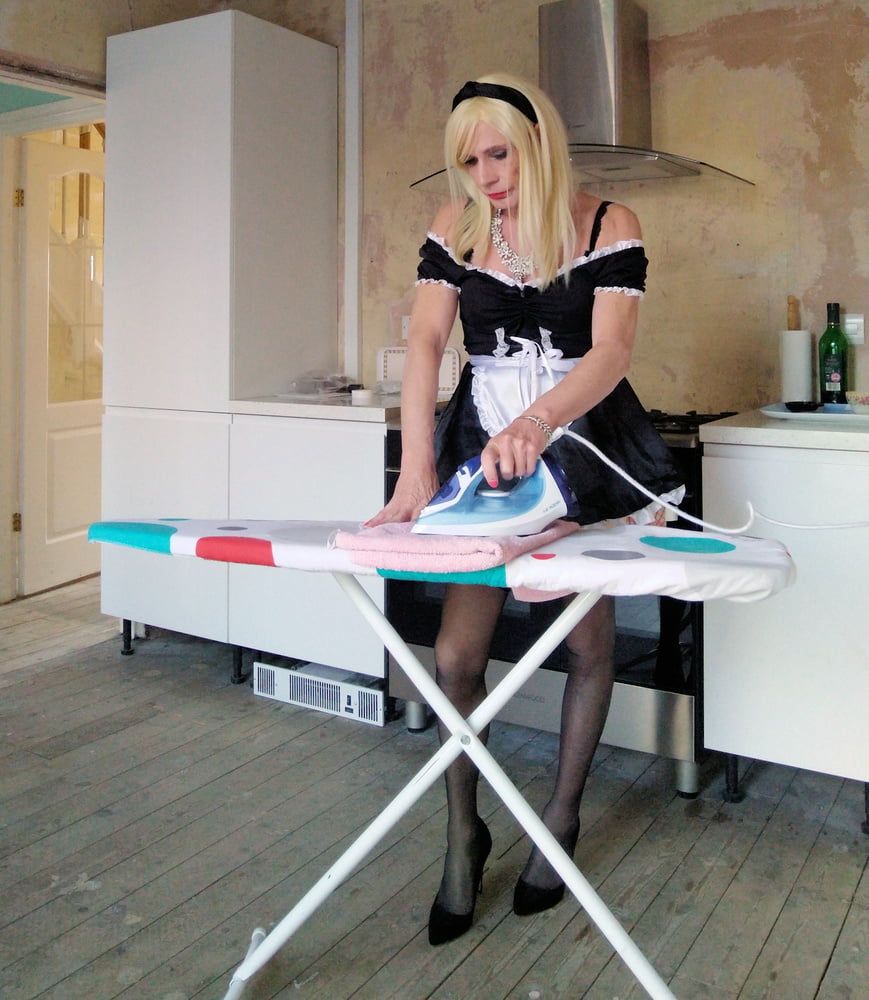 Pix from slideshow (french maid) #4