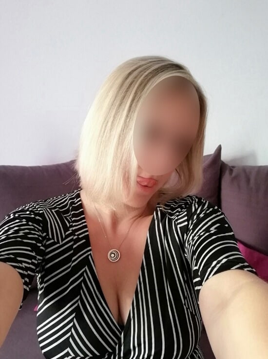 Moi habillee decollete