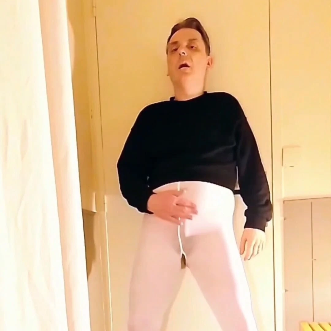 Hlazení ptáka a anální hra v bílých otevřených punčochách