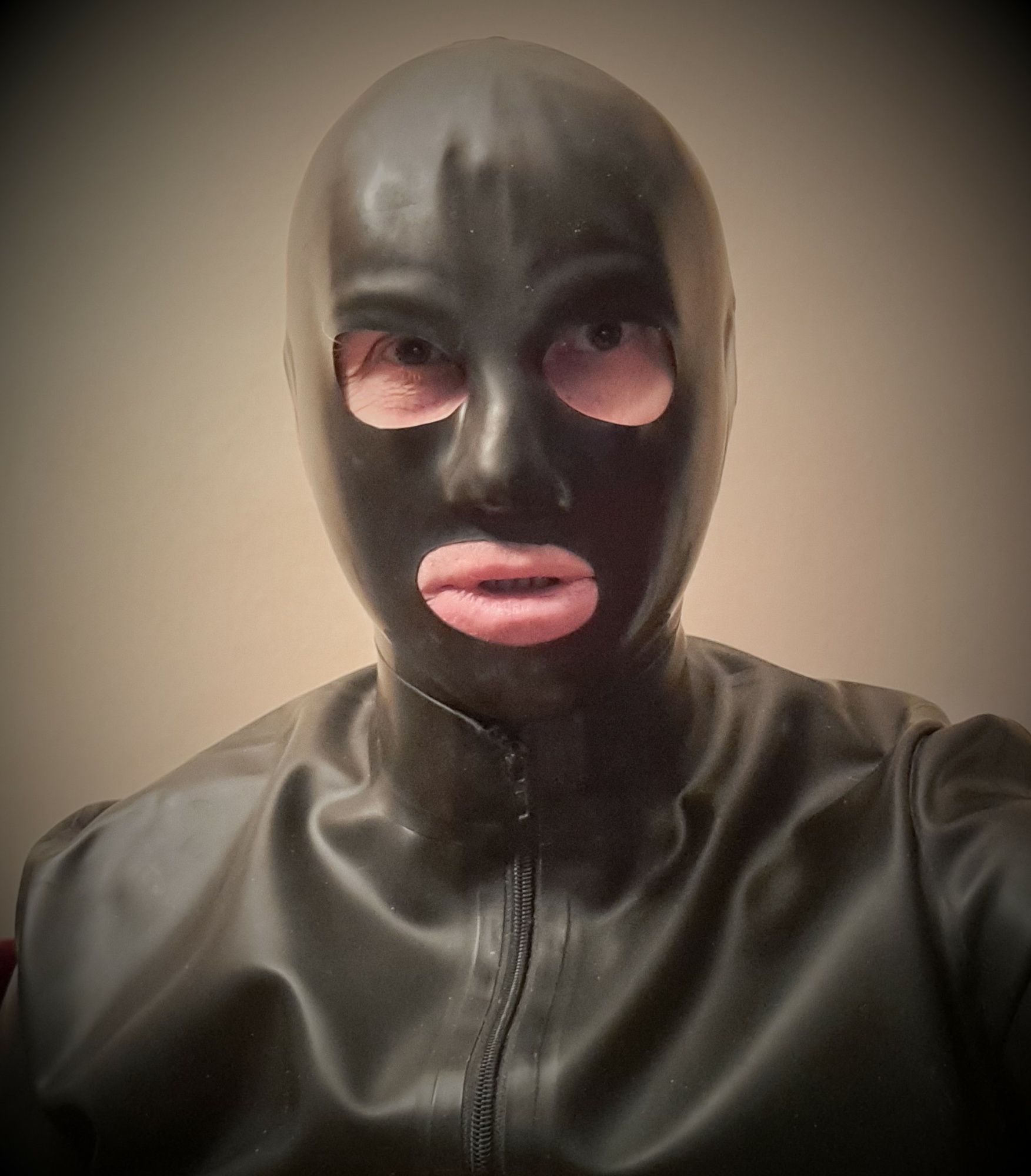 Latex Catsuit am Abend