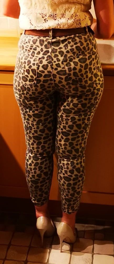 me in leopard and black leggins #8