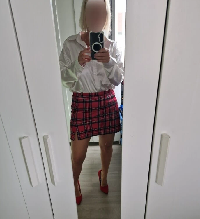 Moi en jupe ecossaise et chemsier en satin tout smplement