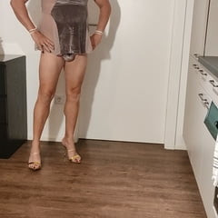 позирует в нижнем белье