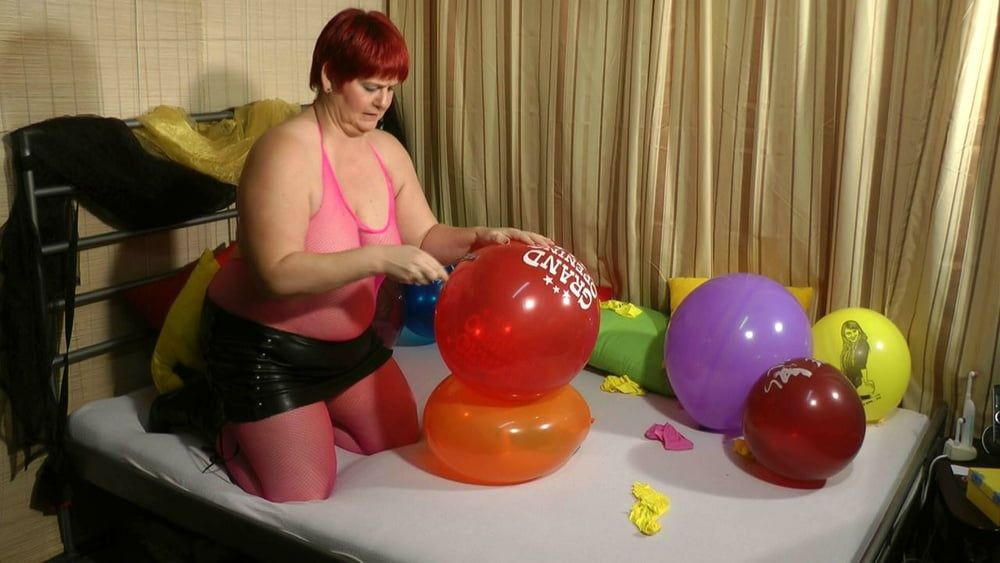 Popping balloons - Fetish Video #15