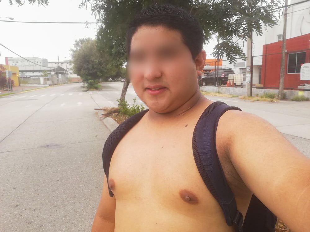 Yop sin Camiseta en las Calles 01