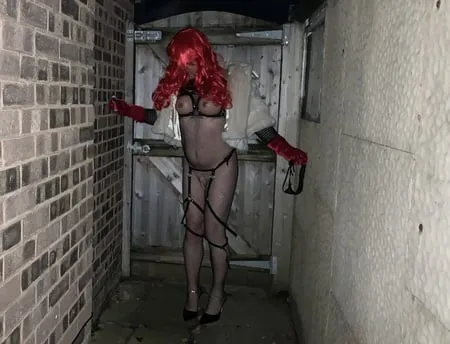 suziexx alleyway hooker dress up         