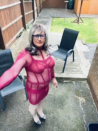 amateur crossdresser kelly cd in pink fishnet dress         