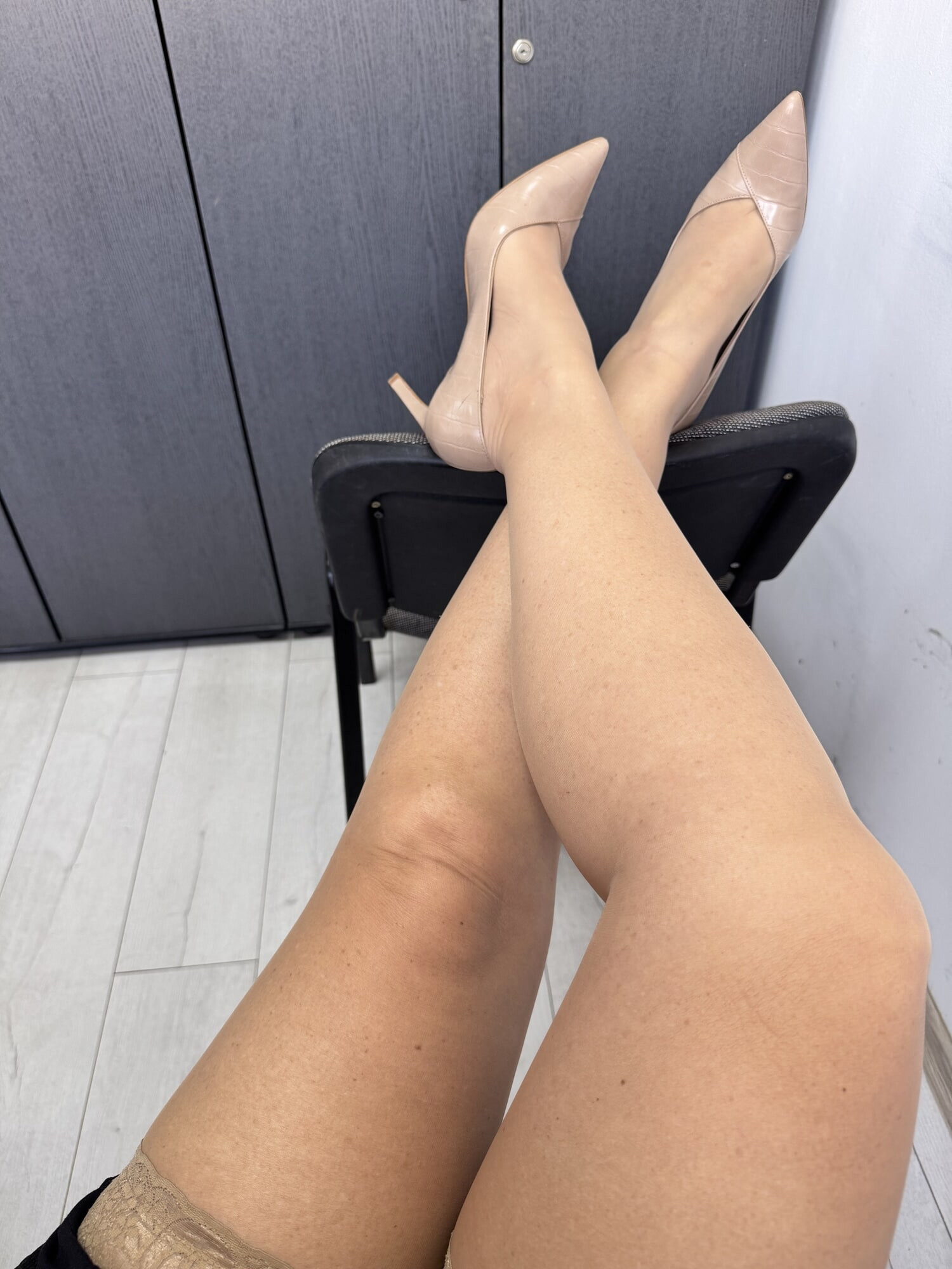 Mature hot milf in nylons and heels at the office #4