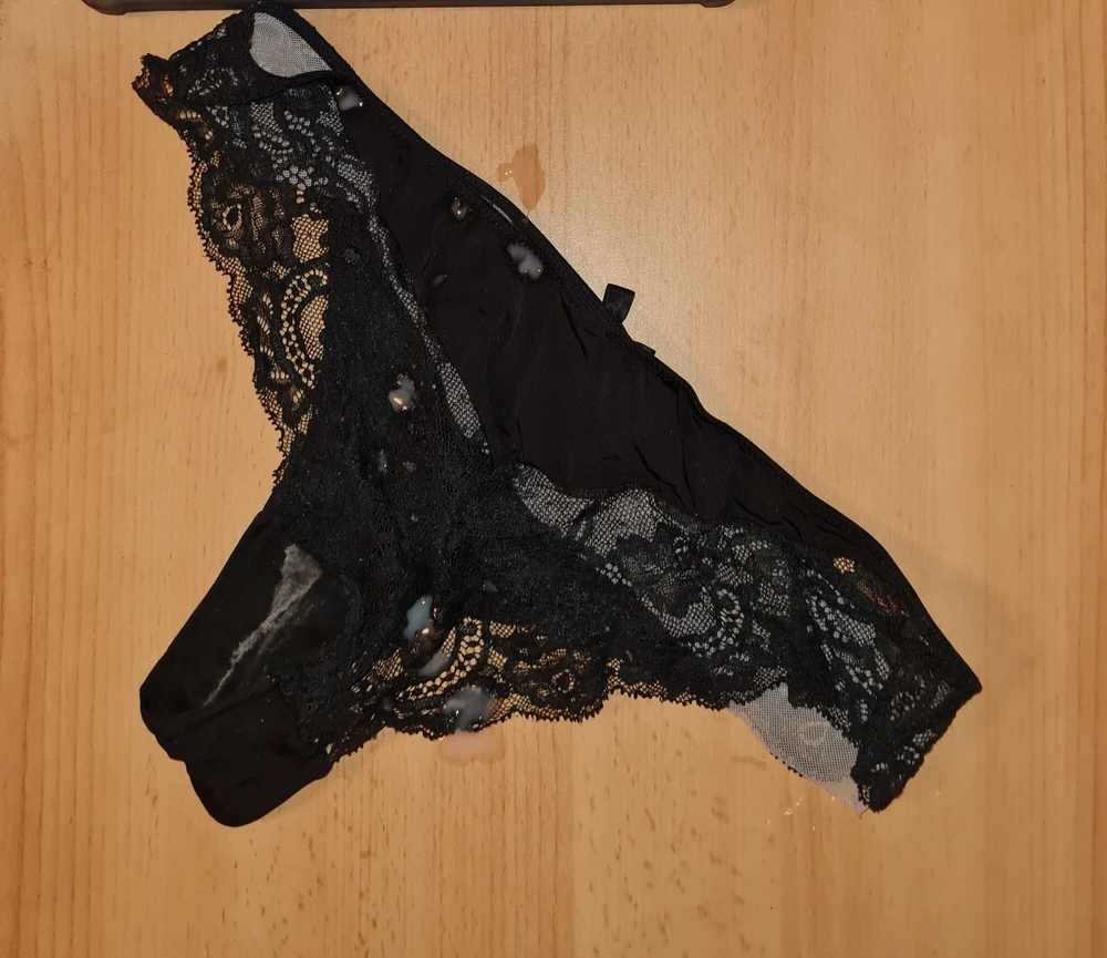 Getragene Slips meiner Mitbewohnerin benutzt & vollgespritzt #2