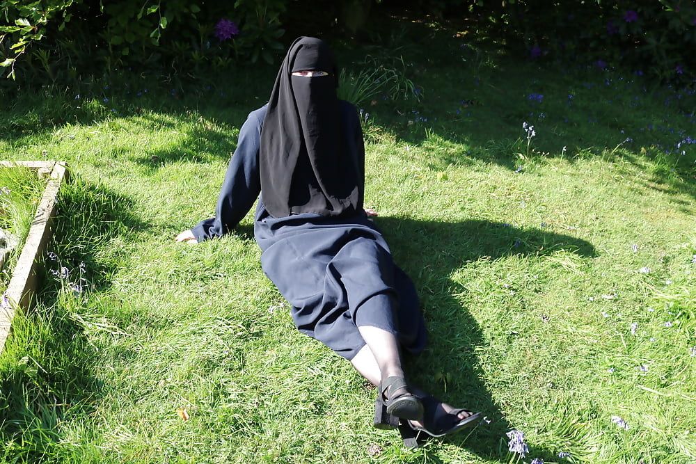 Muslim Burqa Niqab suspenders Outdoors Flashing  #32