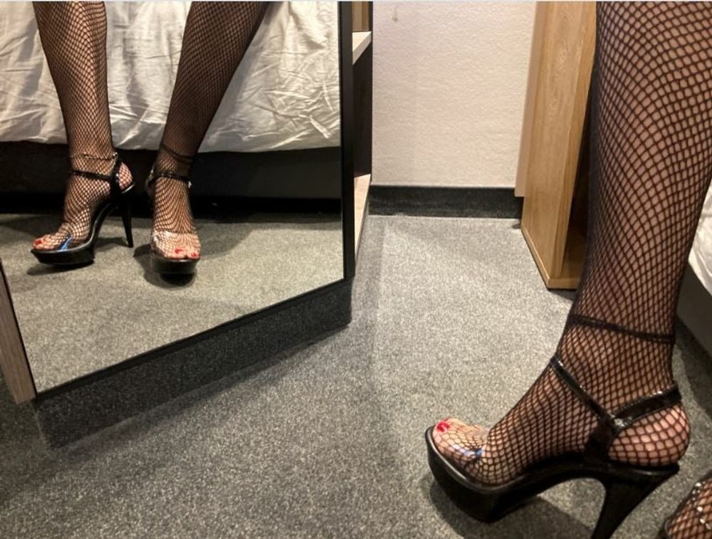 Pissing in Fishnet Pantyhose on Gloves #8