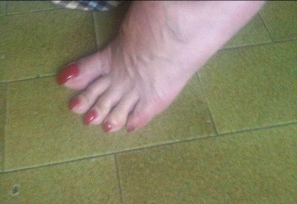 red toenails mix (older, dirty, toe ring, sandals mixed). #44