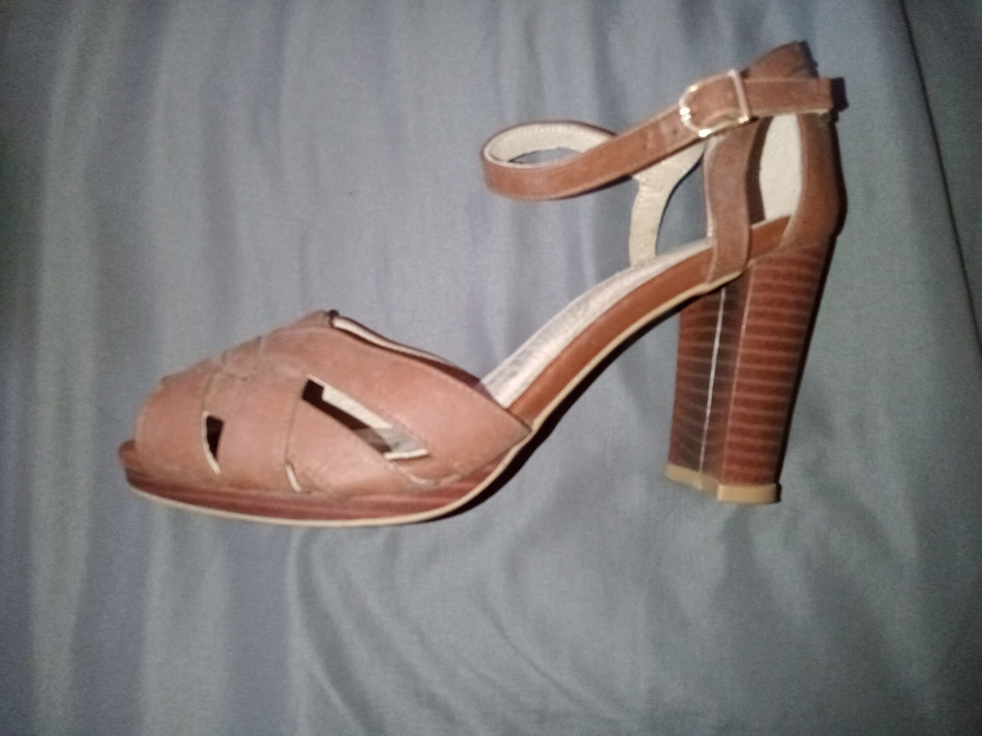 LA VECINA CECY ME PRESTA SUS TACONES PARA DARLES LECHE