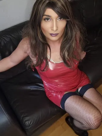 sexy trans in red latex         