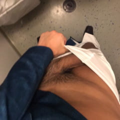 Veliki neobrezani izbočini dječak